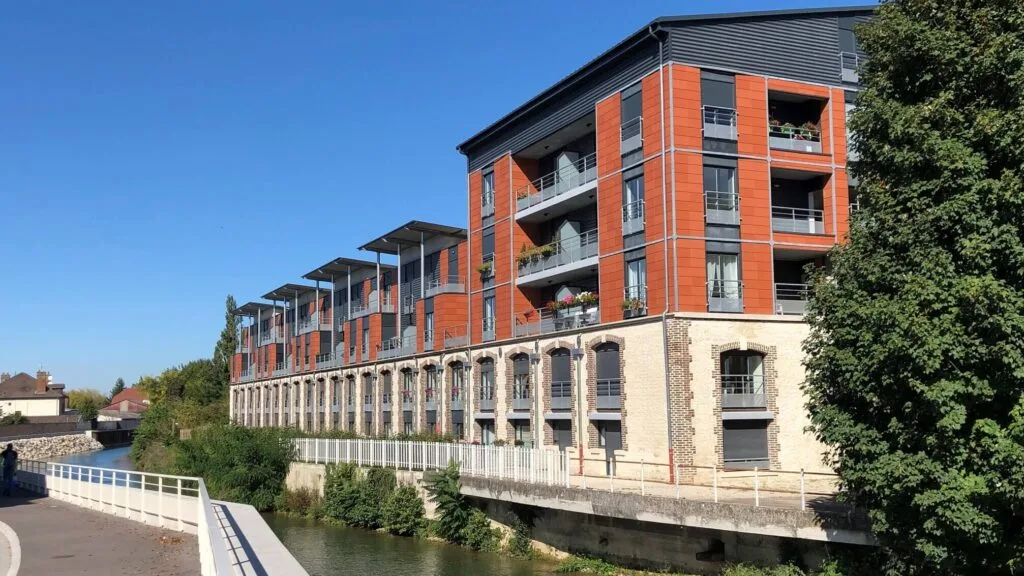 Façade vue du Centre Ville de la Résidence Services Seniors Stella Les Berges de Seine à Troyes