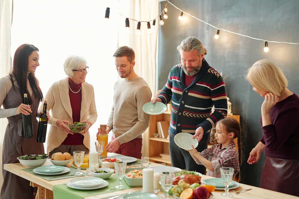 repas familial organisé par les résidences services seniors stella