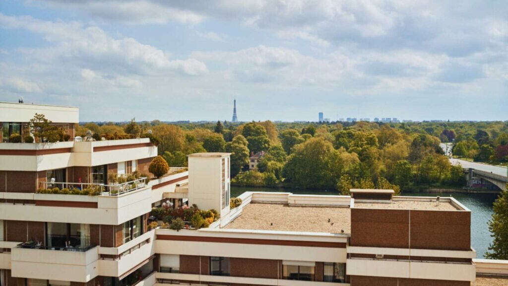 Vue du toit terrasse rooftop de la résidence services seniors stella le coeur de bagatelle à suresnes sur la Tour Eiffel, la Seine et le Bois de Boulogne