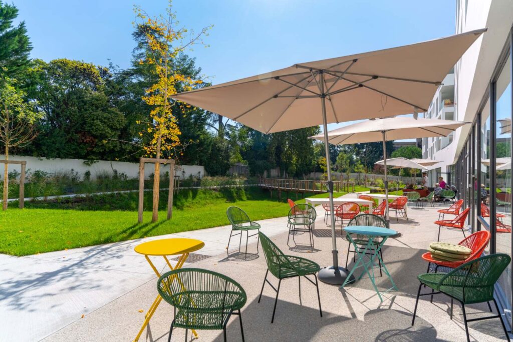 Terrasse extérieure de la résidence seniors Stella Danaé au Bouscat à Bordeaux