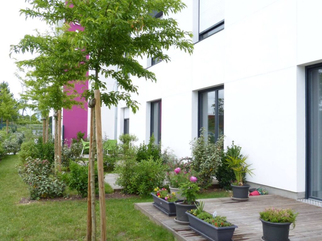 jardin de la résidence seniors stella danaé bordeaux merignac