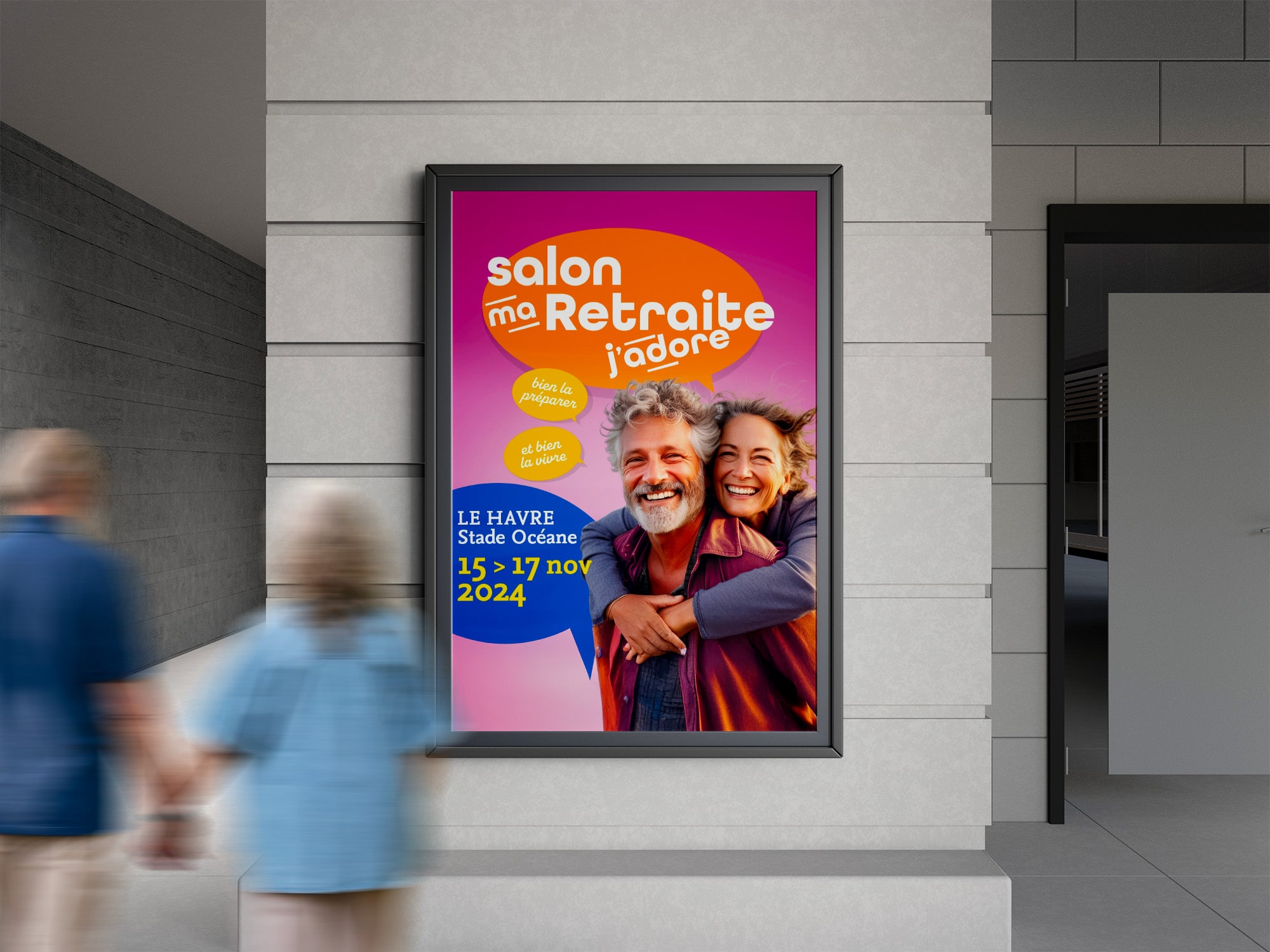 Deux seniors observant une affiche pour le salon "ma retraite j'adore" au Havre.