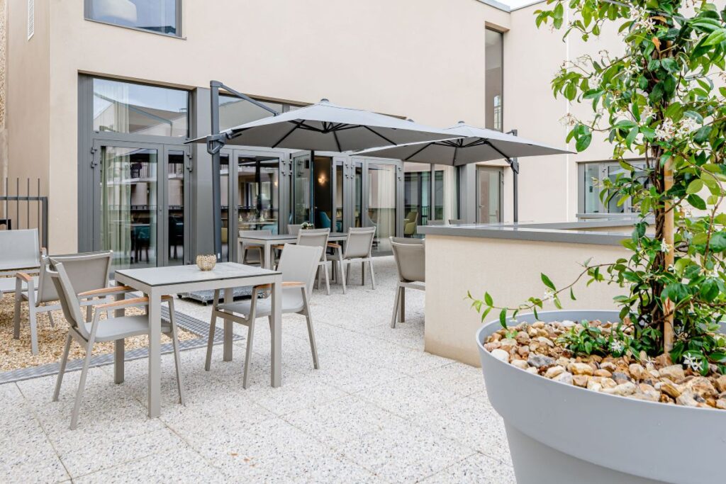 terrasse de la résidence services seniors Stella à Cognac