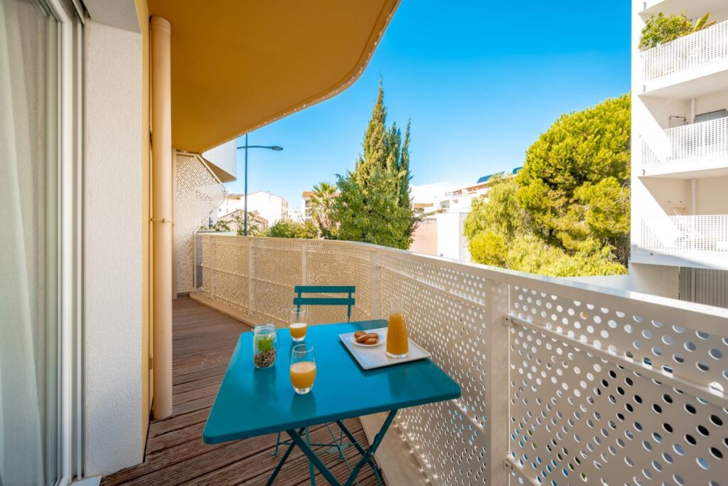 balcon d'un appartement de la résidence services seniors Stella à La Seyne sur Mer à côté de Toulon