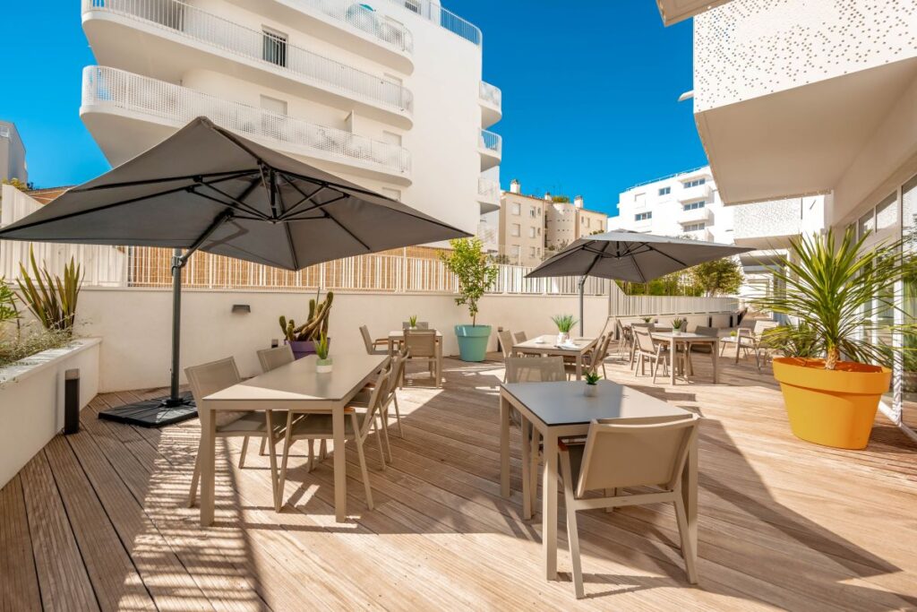 terrasse commune de la résidence services seniors Stella à La Seyne sur Mer à côté de Toulon