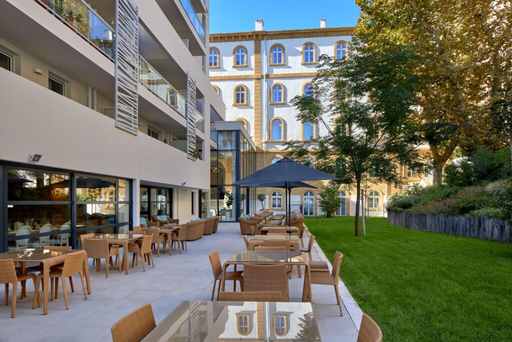 jardin et terrasse de la résidence services seniors stella à Marseille quartier du Prado