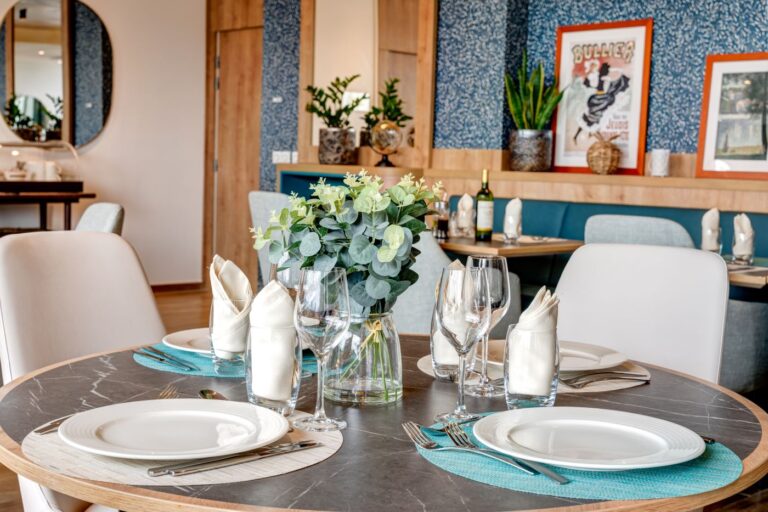 table dressée du restaurant de la résidence services seniors Stella à Saint Maur des Fossés