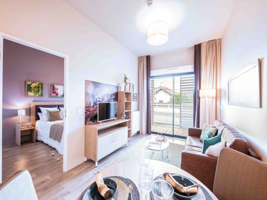 salon d'un appartement de la résidence services seniors stella à Cenon à côté de Bordeaux