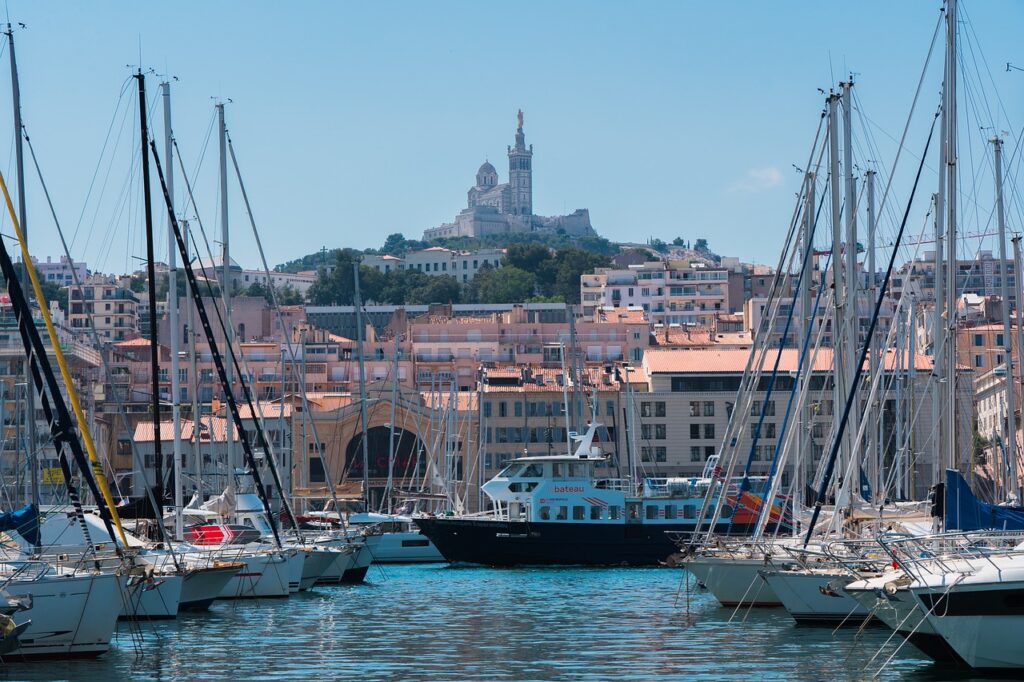 Vieux port et Nord Dame de la Garde à Marseille