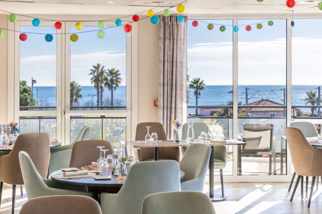 restaurant vue mer de la résidence service seniors Stella Le Coeur des Maurettes à Villeneuve Loubet