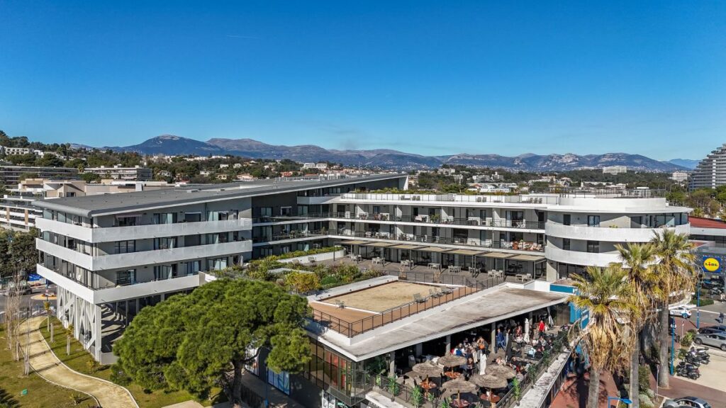 Vue aérienne de la terrasse de la résidence service seniors Stella Le Coeur des Maurettes à Villeneuve Loubet