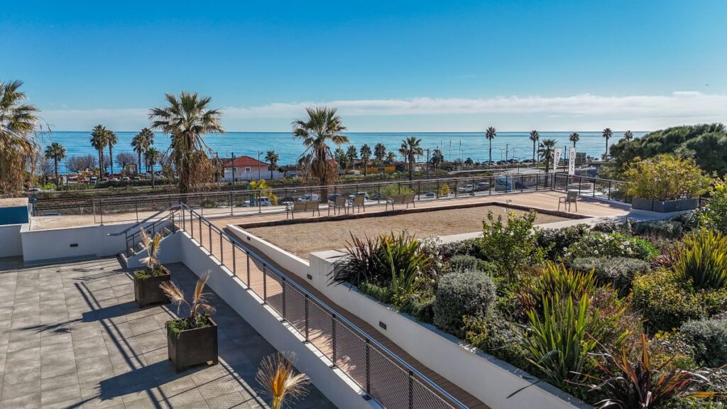Vue de la terrasse de la résidence service seniors Stella Le Coeur des Maurettes à Villeneuve Loubet