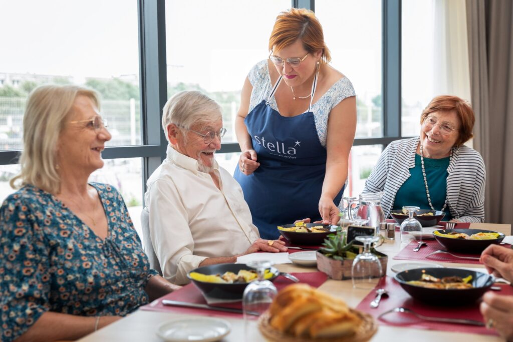 Service d'un repas à la résidence services seniors Stella