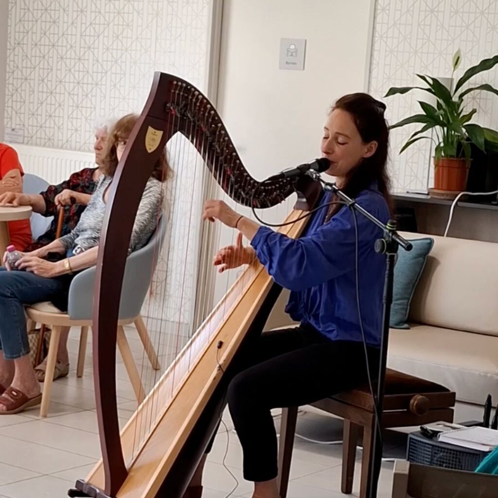 🎵 Une parenthèse enchantée au son de la harpe celtique d’Elise Esther