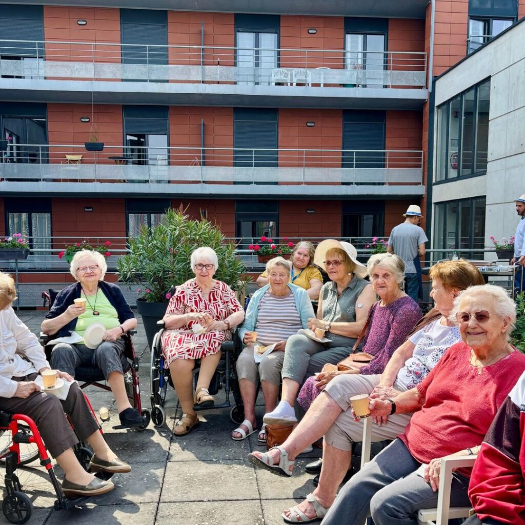 🔥🎶 Barbecue et accordéon : un été festif dans notre résidence seniors à Troyes