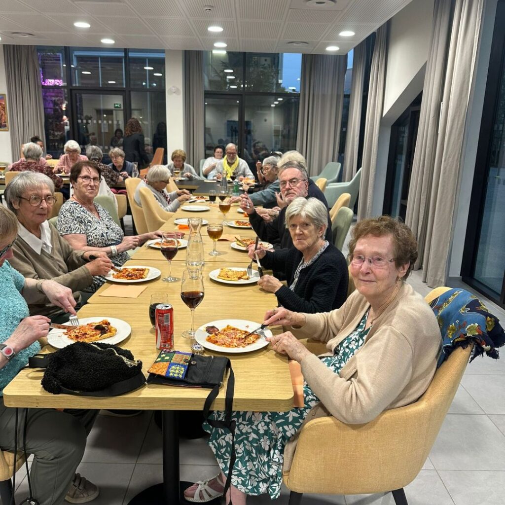 🍕 Soirée pizza à la résidence seniors : une recette de convivialité 