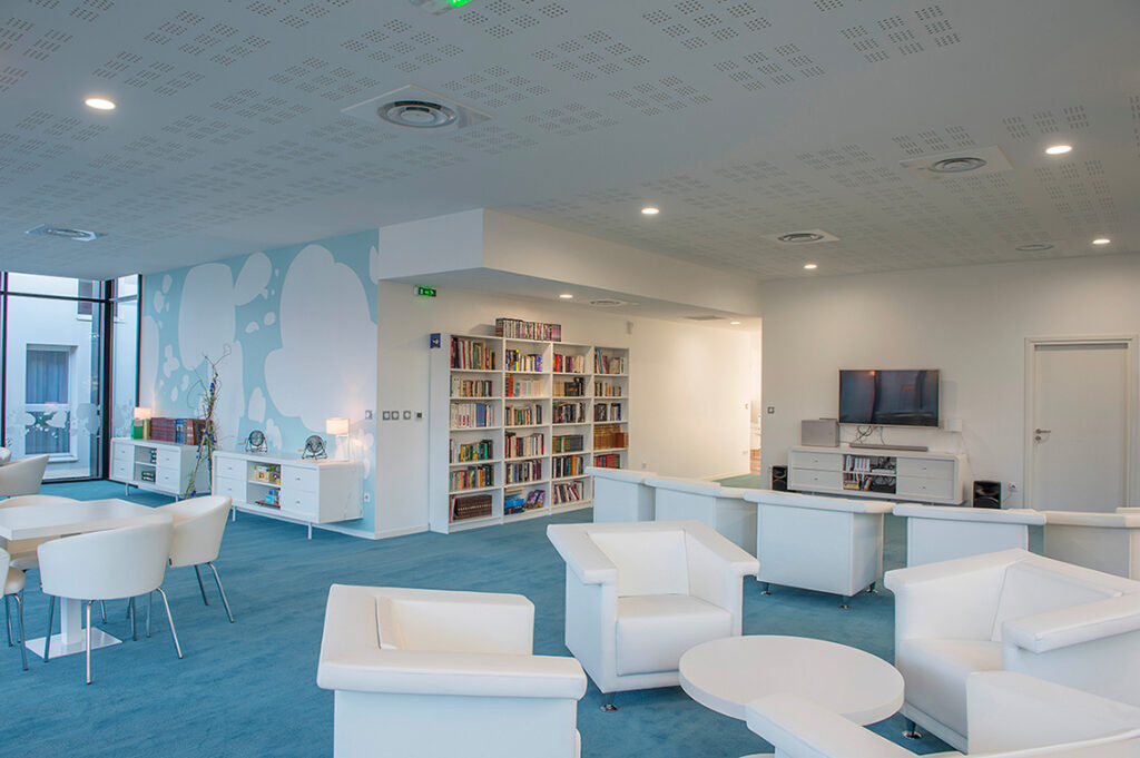 Salon Bibliothèque à la résidence services seniors Stella à Cenon