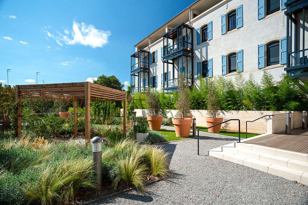 Jardin à la résidence services seniors Stella à Manosque