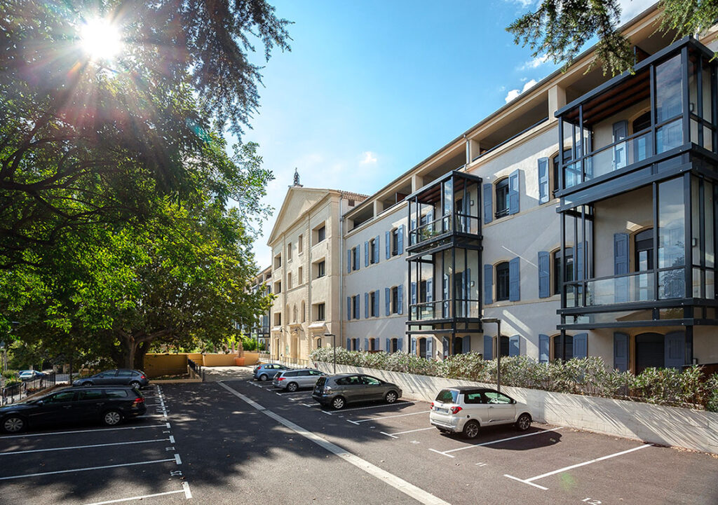 Parking à la résidence services seniors Stella à Manosque