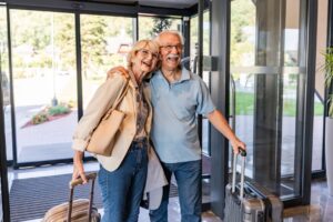Un couple arrive dans une résidence seniors Stella pour un séjour