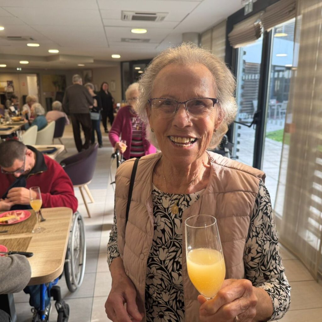 🍇 Dégustation de vin bourru : un moment chaleureux pour nos résidents seniors 