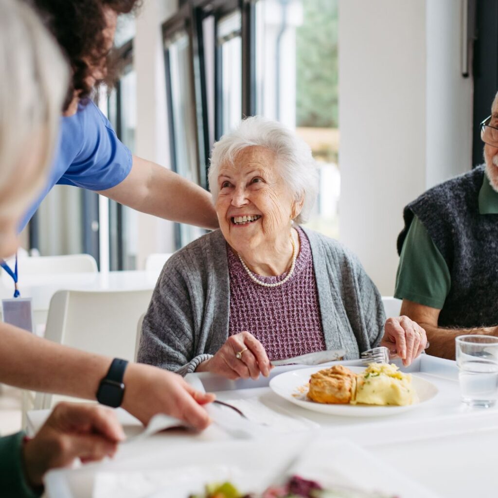Pourquoi les résidences seniors séduisent de plus en plus les jeunes retraités ? 