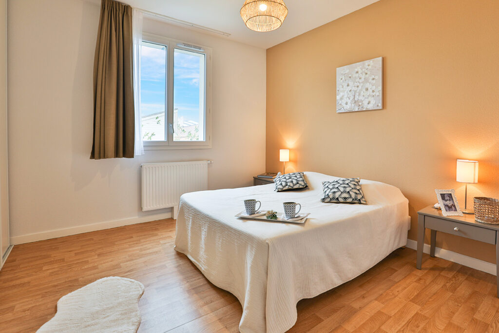 Chambre d'un appartement de la résidence services seniors Stella à Sainte Soulle à côté de La Rochelle