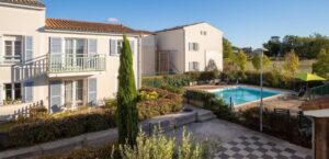 piscine de la résidence services seniors Stella à Sainte Soulle à côté de La Rochelle