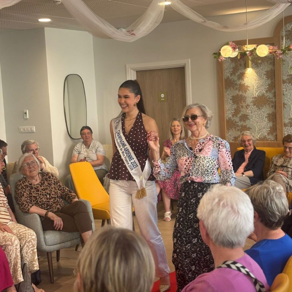 👑 Défilé “Miss Mamie Élégante” : un moment de grâce et de convivialité 